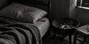 El asiento del brasero — Herencia, cenizas y silencio: la cama, el palo de las muescas y el brasero encendido