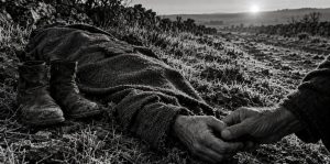 El que cierra — Herencia, cenizas y silencio: el bulto bajo la manta, las botas y la mano que aprieta la uña